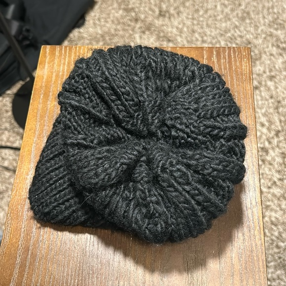 FOREVER 21 NWOT Black Cable Knit Pom Pom Beanie - Picture 7 of 7